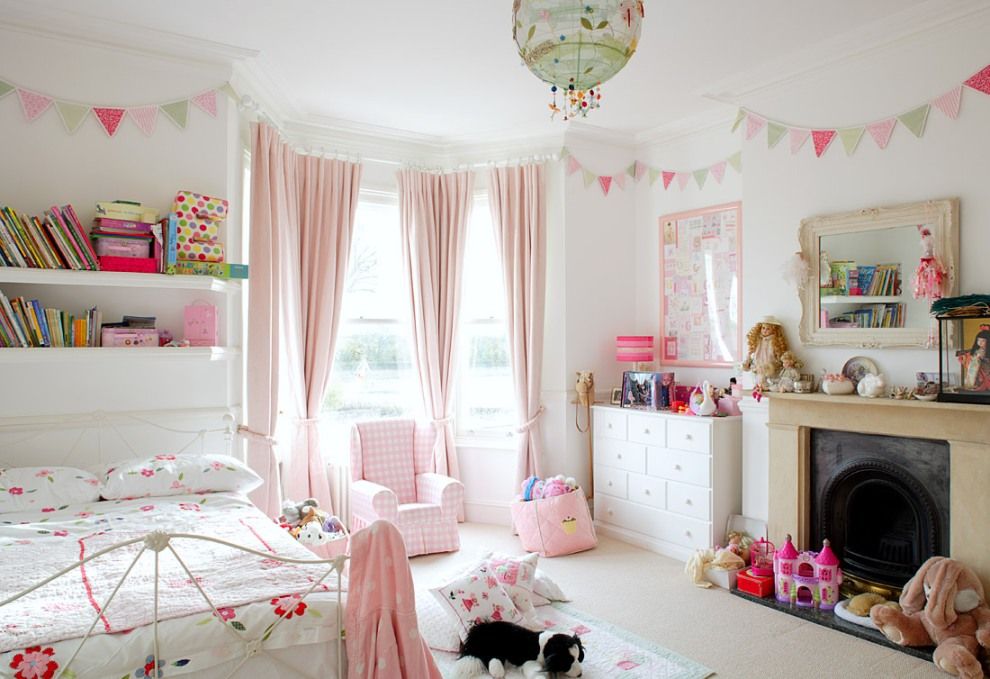 Завесите за еркера, направени в нежно розов цвят, изглеждат страхотно в детската стая