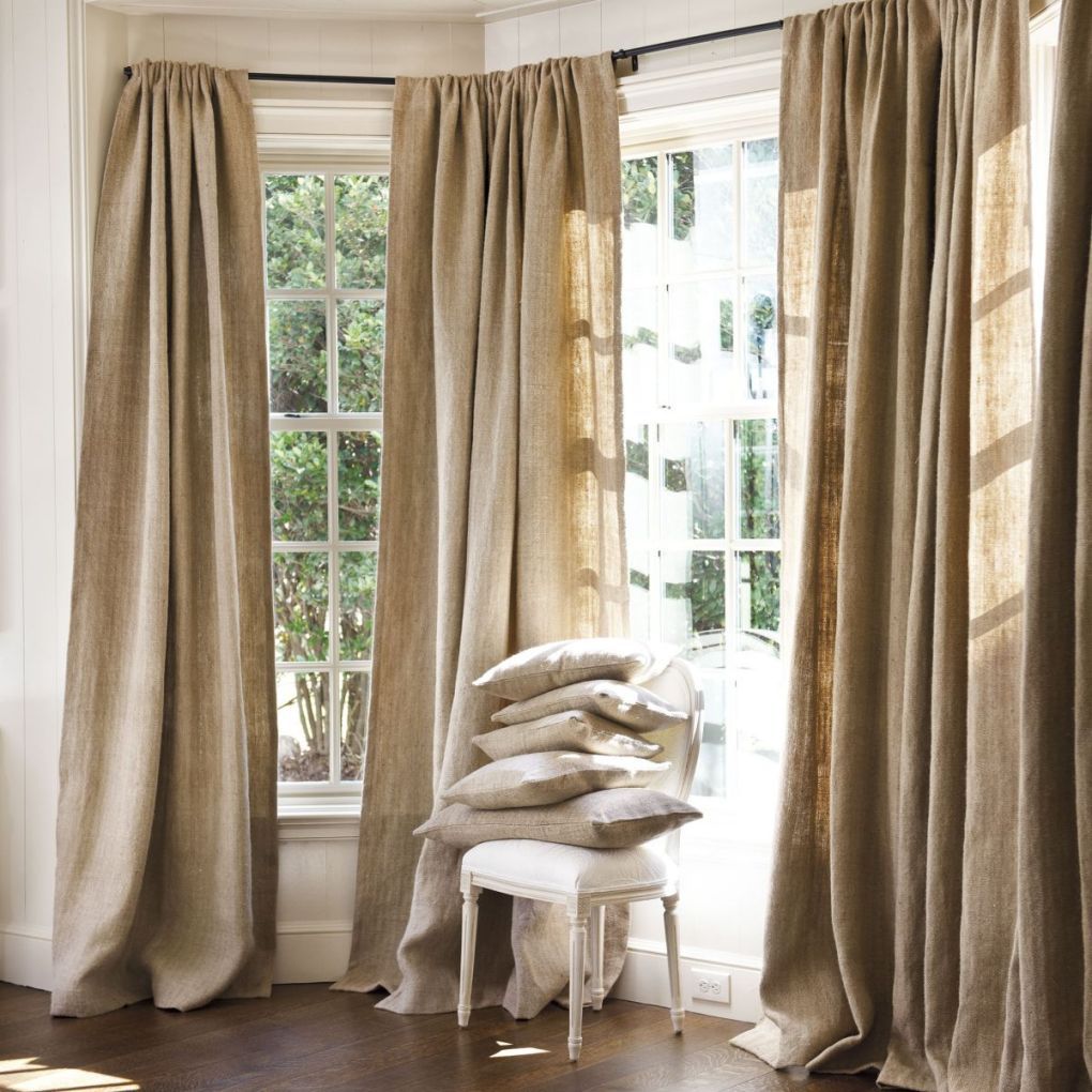 Erker-Vorhänge aus Leinen sehen im Schlafzimmer toll aus und vermitteln ein Gefühl von natürlicher, natürlicher Gemütlichkeit