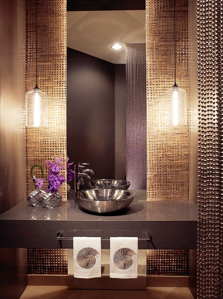 Metallperlen, die mit den gleichen Einrichtungselementen widerhallen, sehen in einem modernen Badezimmer großartig aus