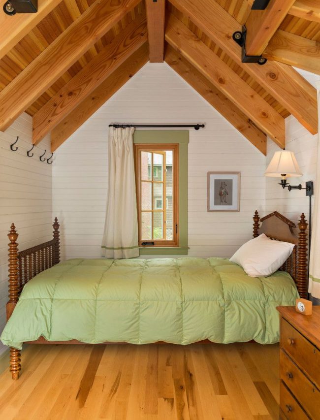 غرفة نوم مريحة على الطراز الريفي مع ستائر خفيفة صغيرة