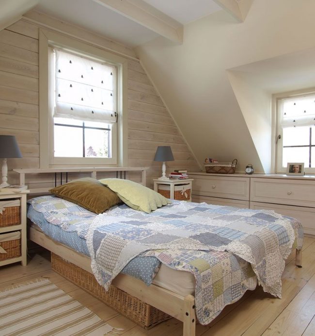 تعتبر الظلال الرومانية خيارًا جيدًا لغرفة نوم صغيرة في العلية