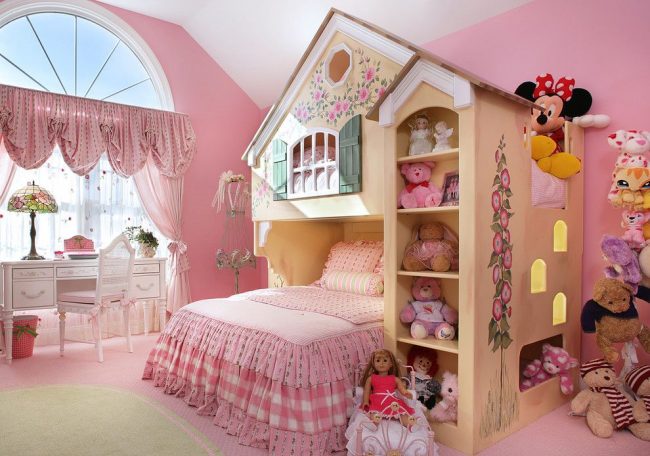 غرفة الأطفال في العلية مع نافذة مقوسة وستائر مع لامبريكين
