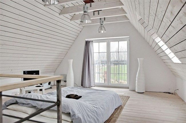 غرفة نوم على الطراز الاسكندنافي مع ستائر مخططة باللون الرمادي