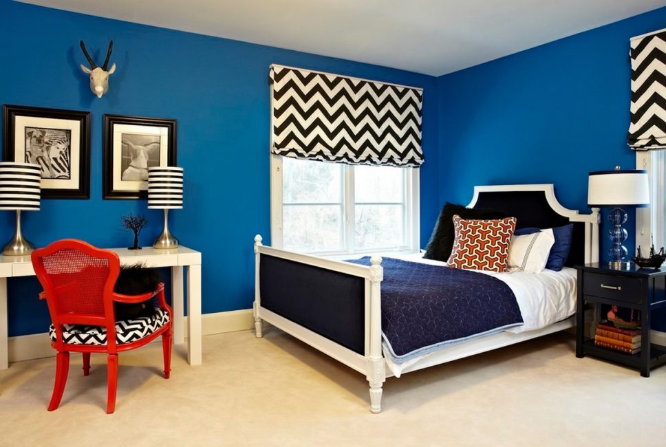 Не избирайте синьо за декориране на стените на просторни стаи.