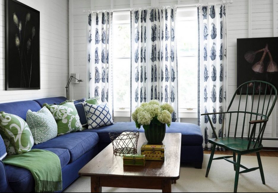 Синият диван пасва идеално на стилове като класика и модерни сортове
