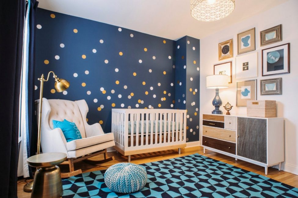 Сините килими изглеждат хармонично в комбинация с основните бели, жълти, кафяви и бежови цветове.