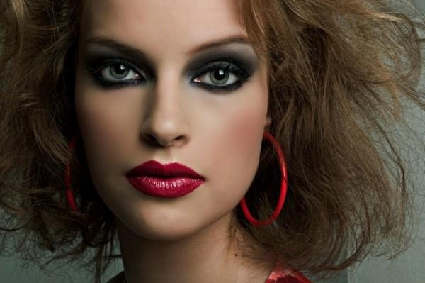 zmysłowy makijaż smokey eyes czerwona szminka