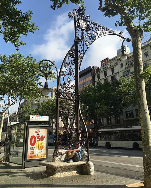 ławka fantazyjna ławka miejska barcelona lampa uliczna