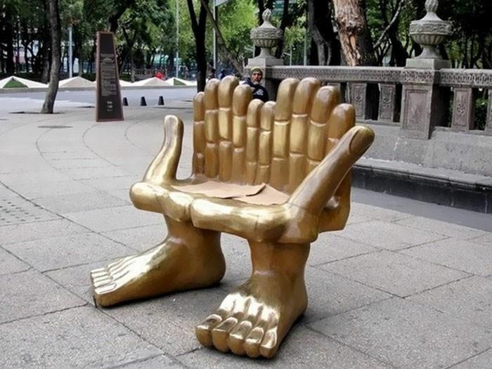 ławka unikatowa ławka miejska ręce nogi