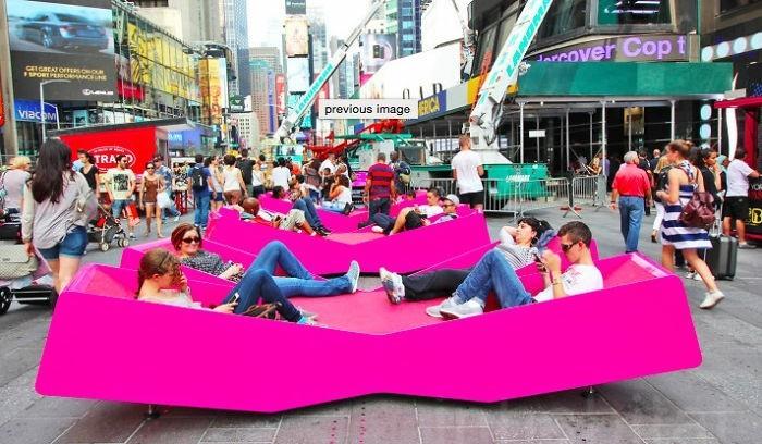 Leżak w kształcie ławki fioletowy Times Square w Nowym Jorku