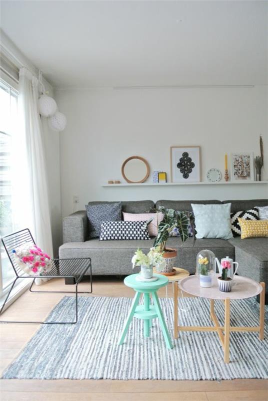 Skandynawskie meble salon nowoczesny wystrój pastelowe odcienie drewniany stolik kawowy okrągły