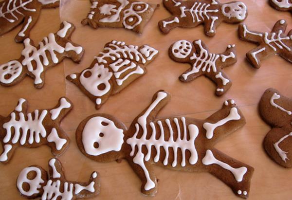 Piecz szkielety jako pomysły na halloweenowe przekąski