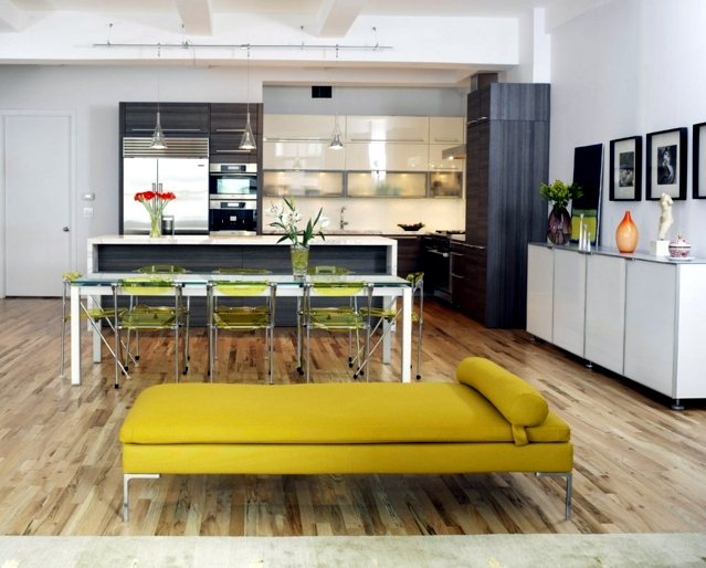 Žlutý plast zdůrazňuje moderní interiér místnosti