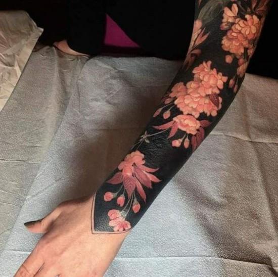 Idées de tatouage de manche fleurs sur fond noir