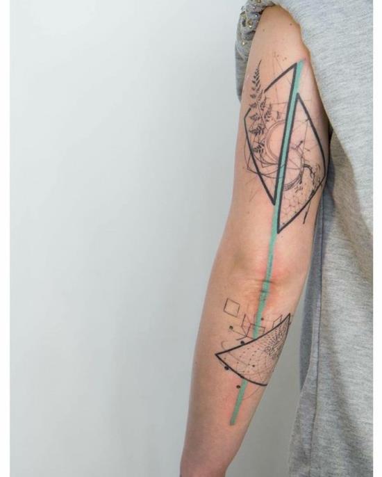 idées de tatouage de manche pour les femmes géométriques