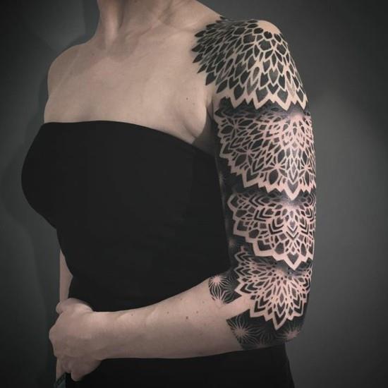 idées de tatouage de manche pour les femmes ornementales