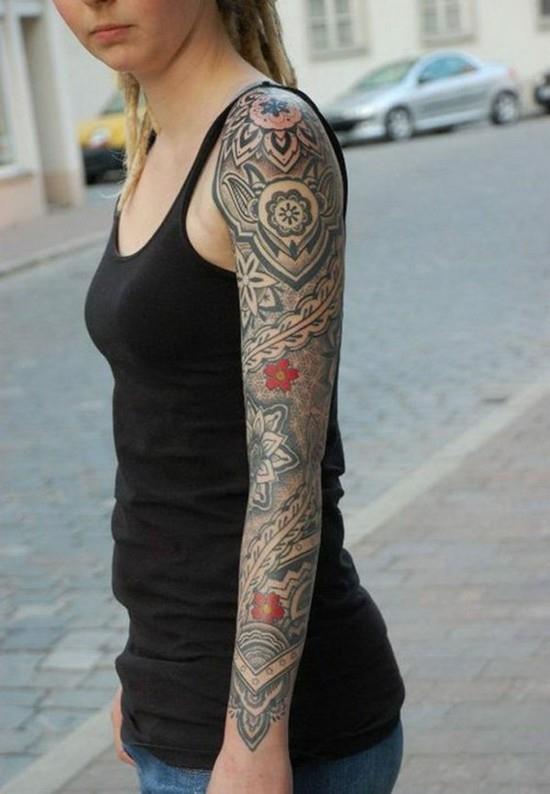 idées de tatouage de manche avec des fleurs stylisées