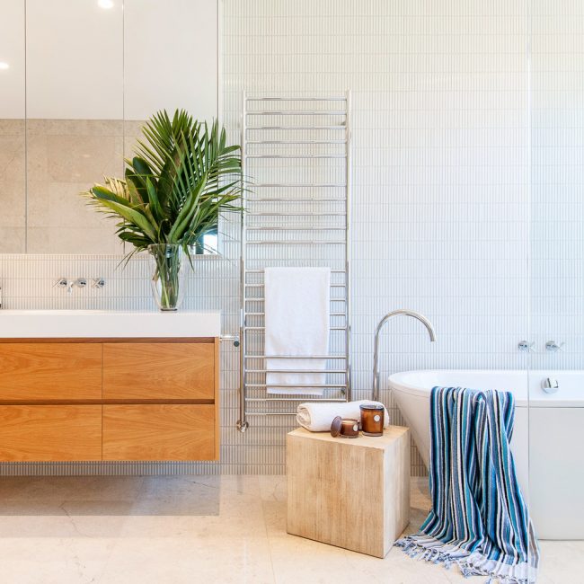 Елегантен хромиран чучур в дизайна на банята в стил Арт Нуво