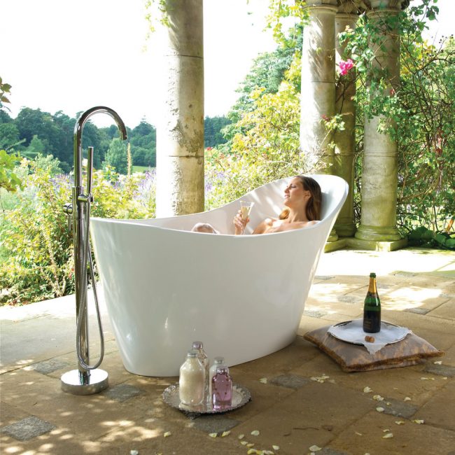 Външната баня ще ви помогне да се свържете с природата и да се отпуснете след тежък ден