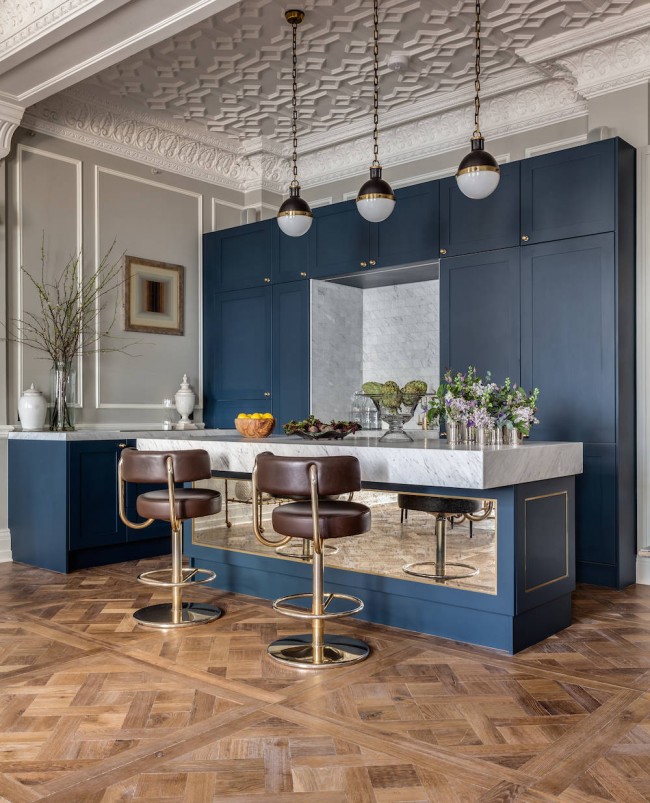 Eine gedeckte, strenge graublaue Farbe namens Hague Blue im Katalog eines der Trendsetter in der Innenarchitektur - Hersteller von Farben und Lacken Farrow und Ball