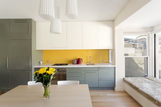 يتم اختيار جميع ألوان هذا المطبخ من لوحة من مصنع واحد - Dulux. بالنسبة للمئزر الأصفر ، يتم اختيار Golden Sand ، وبالنسبة للخزائن ، يتم اختيار ظل كاكي يسمى Knave. خلفية بيضاء محايدة - Fair Bianca