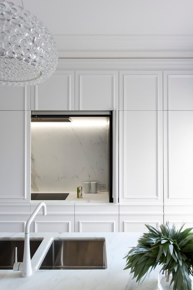 Der Pariser Chic einer ganz in Weiß gehaltenen Einbauküche von Minosa Design