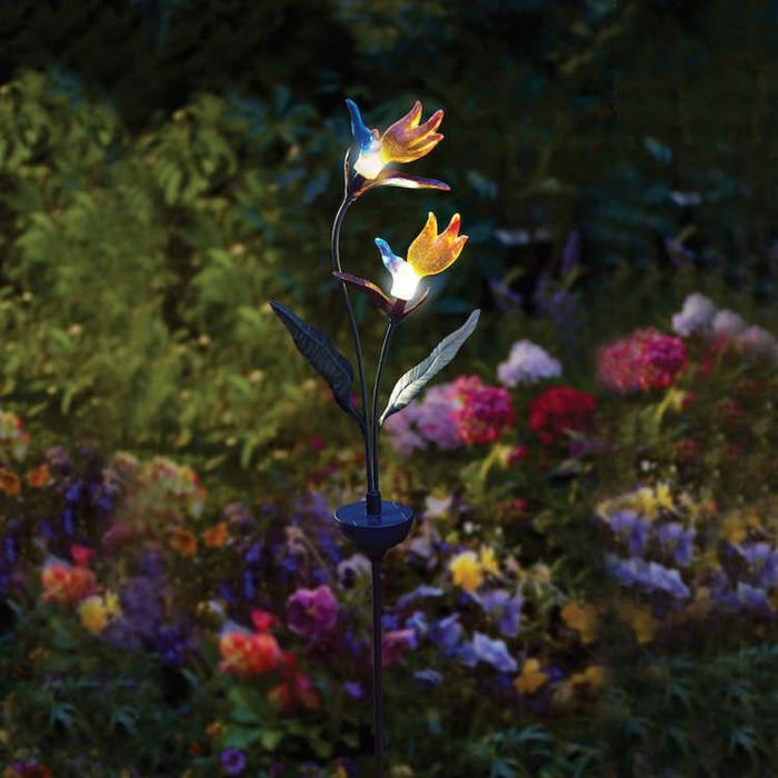 słoneczne lampy ogrodowe delikatne kwiaty połyskują