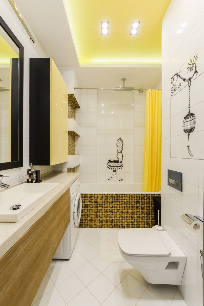 لمسات شرقية في حمام أوروبي عملي أصفر مشمس