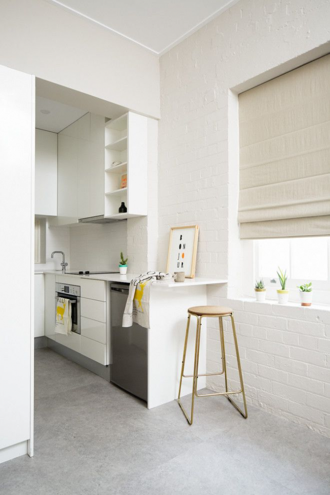 Bílá kuchyně ve stylu minimalismu