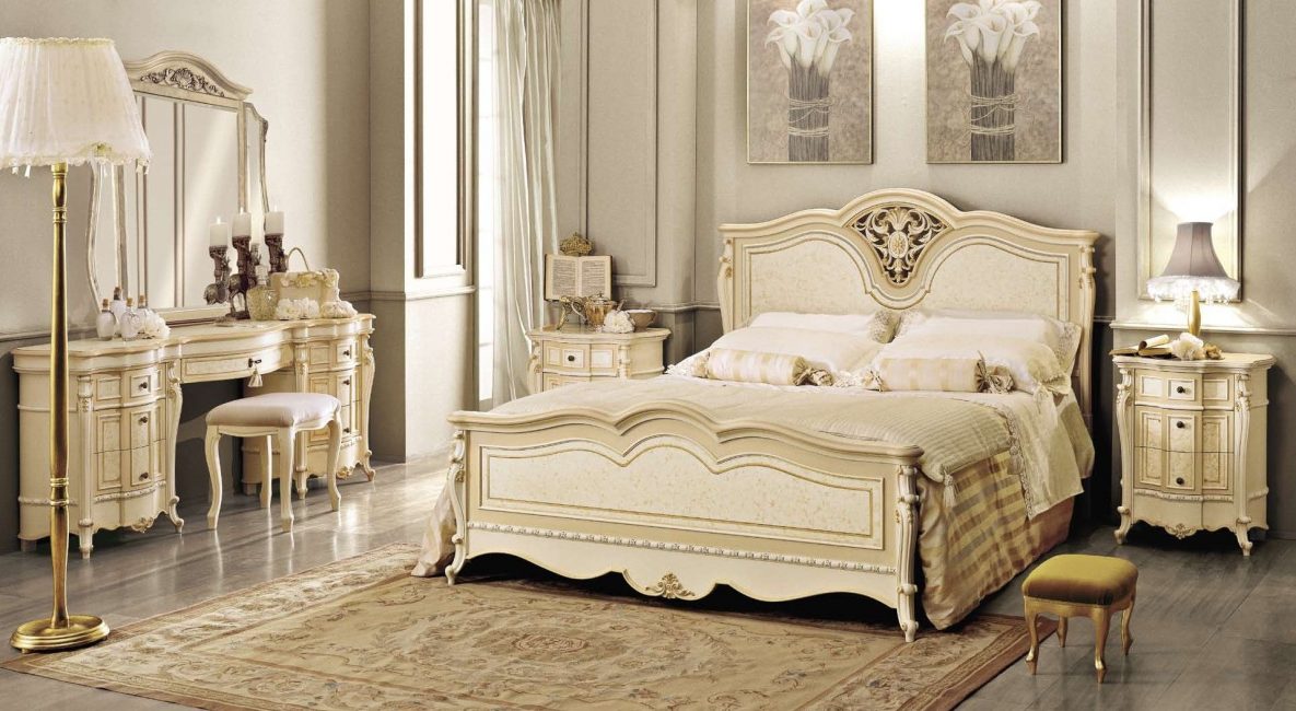 Tyto ložnice mají dřevěný nebo kovaný nábytek.