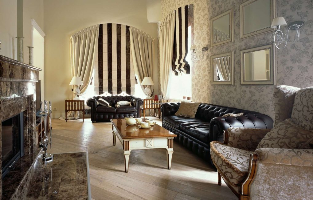 Luxusní obývací pokoj ve světlých a tmavých barvách