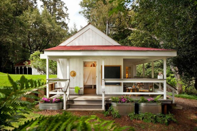 Лека и уютна селска къща от боядисан дървен материал