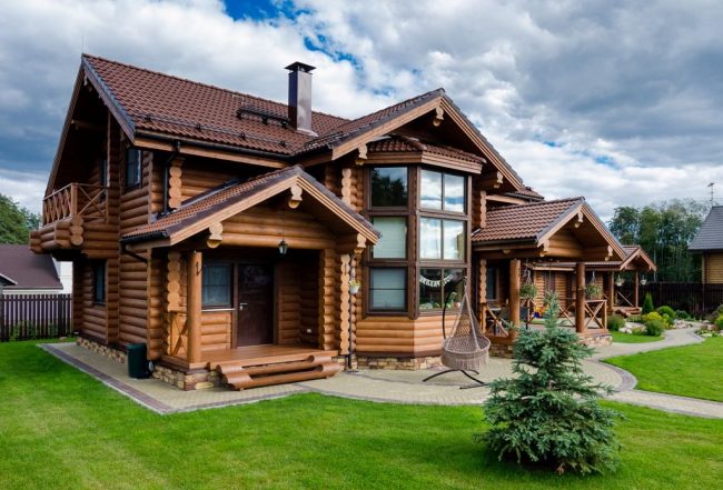 Голяма и красива дървена къща ще се откроява от останалите къщи