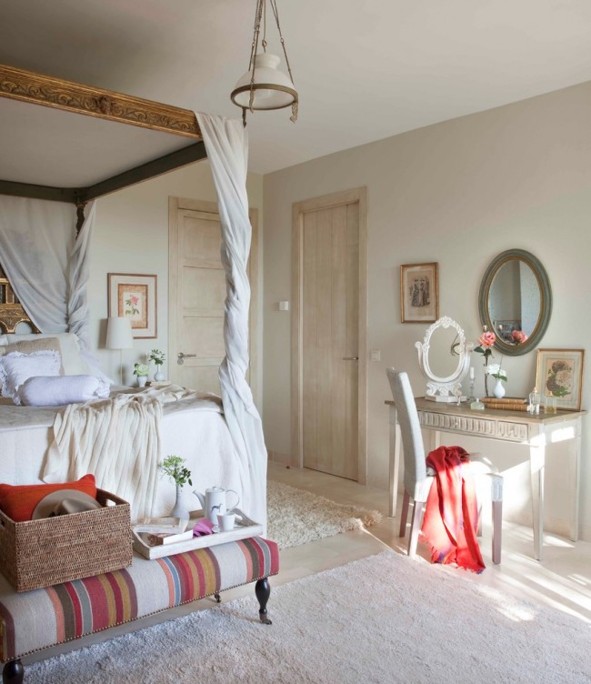 Ložnice zařízená ve viktoriánském stylu s jemnými romantickými odstíny