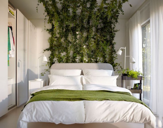 Zdobení stěn v ložnici rostlinami na živé tkaní