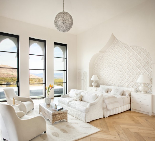Tradiční orientální ložnice v bílé barvě