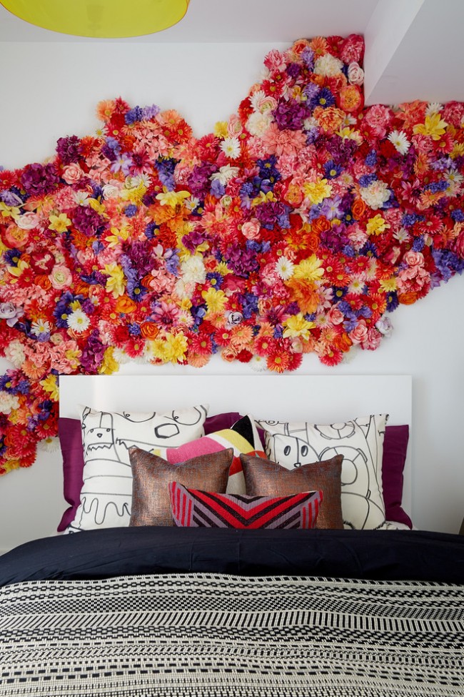 Živá ložnice v moderním stylu se zářivými barevnými květinami