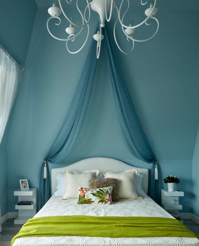 المنسوجات الخضراء تضفي الحيوية على التصميمات الداخلية لغرفة النوم باللونين الأبيض والأزرق