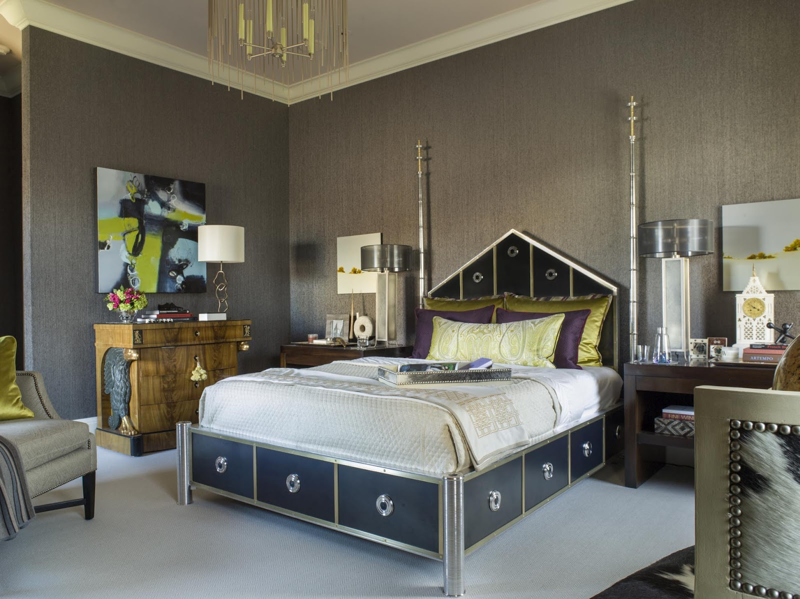 Das originelle Design des Bettes und die hellen Gemälde sind typisch für Art Deco
