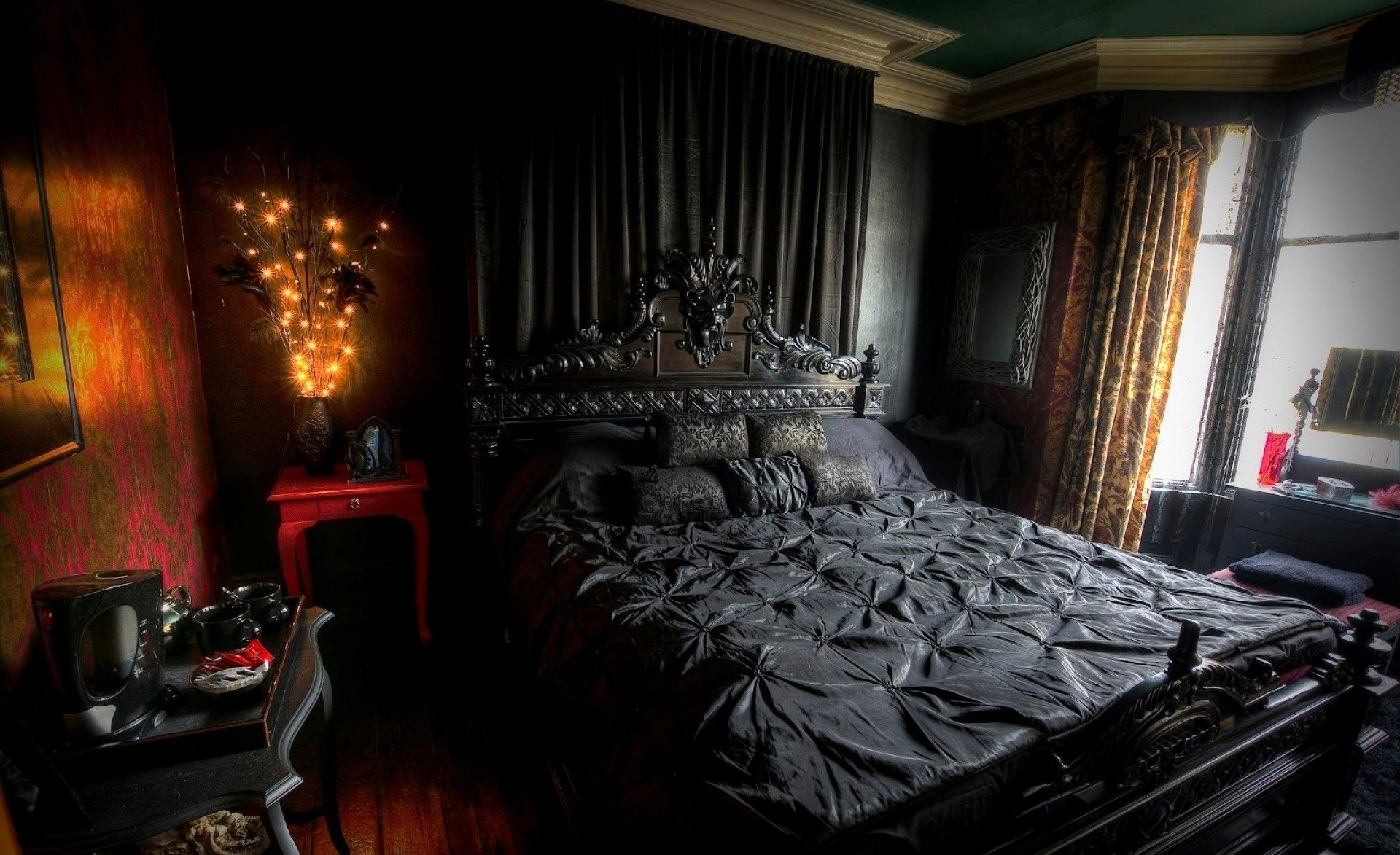 Schwarzes Bett kann ein Akzent in einem Art-Deco-Schlafzimmer sein