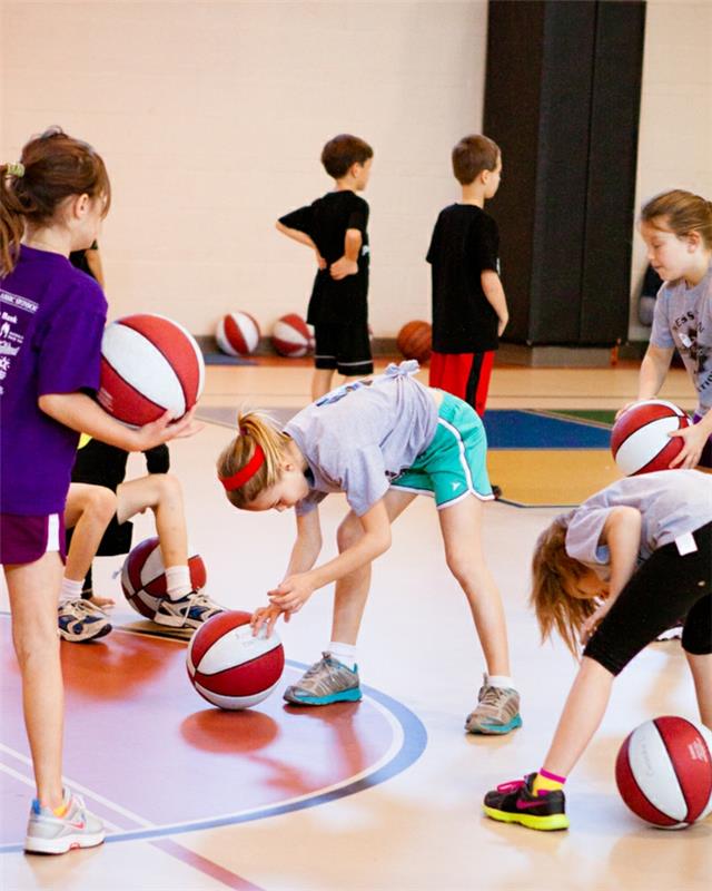 sports pour enfants jouant au basket filles