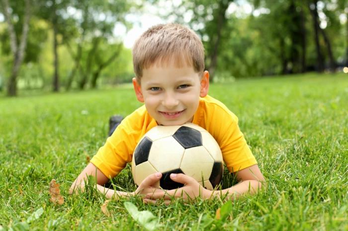 sports pour enfants garçons football garçon herbe