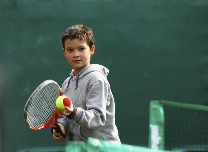 sport pour enfants jouant au tennis garçon