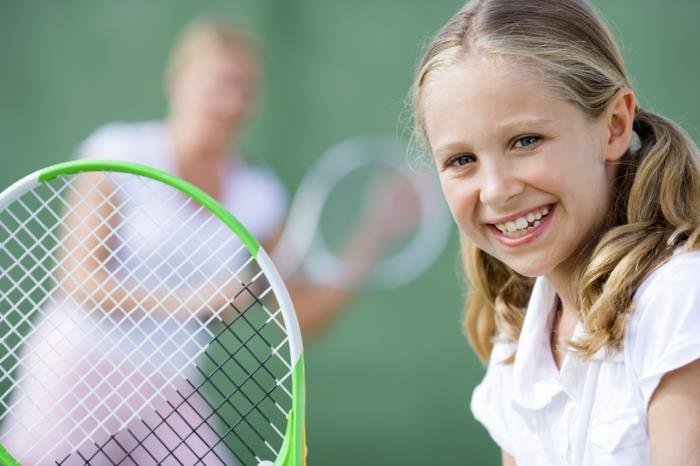 sport pour les enfants les filles jouent au tennis
