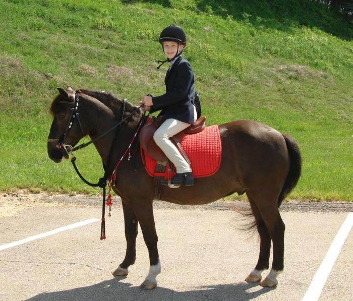 sports pour enfants équitation filles