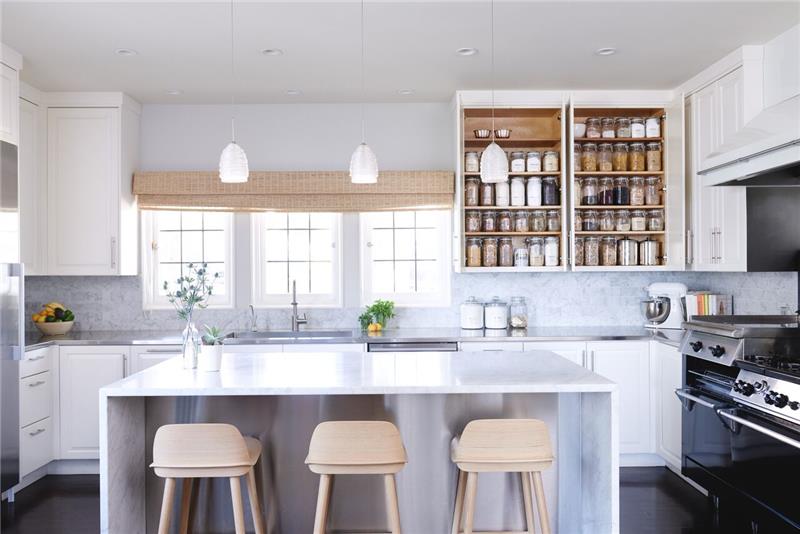 espace de rangement à côté de la fenêtre de la cuisine du garde-manger