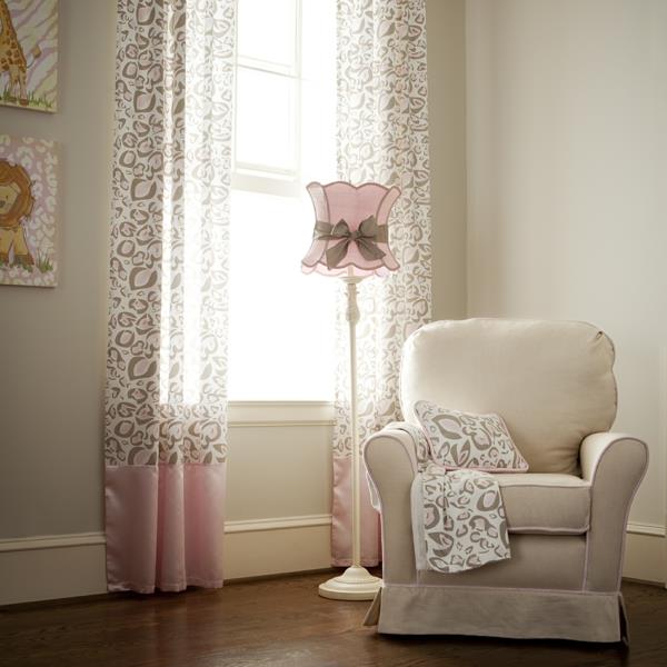 lampadaire bel abat-jour longs rideaux