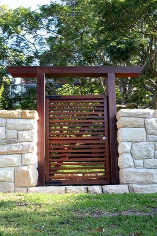 porte en bois de jardin de mur de pierre