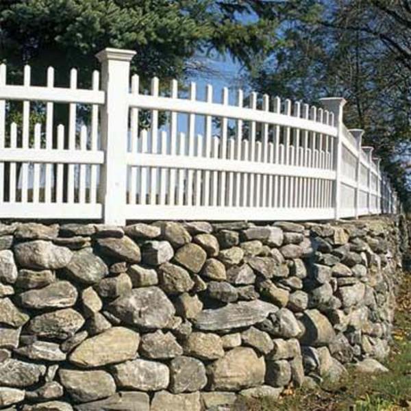 mur de pierre avec jardin d'éléments en bois
