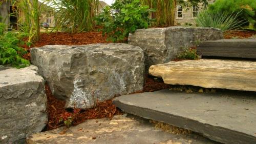 dalles de pierre dans le jardin escaliers robustes
